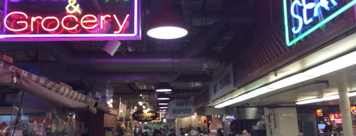 Reading Terminal Market is one of สถานที่ที่ Erin ถูกใจ.