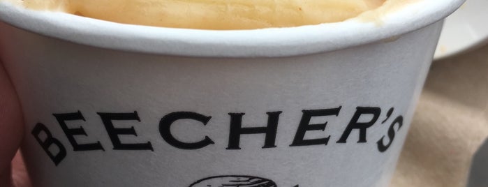 Beecher's Handmade Cheese is one of สถานที่ที่ Erin ถูกใจ.