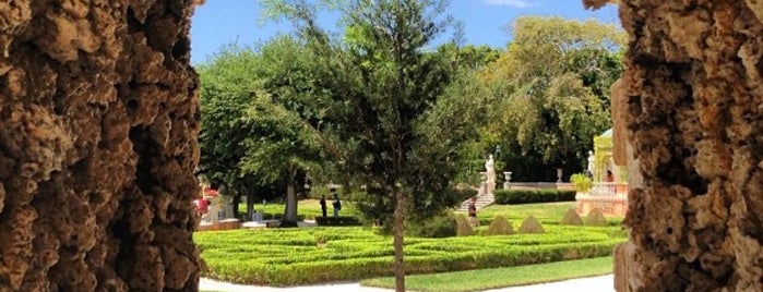 Vizcaya Museum and Gardens is one of Orte, die Henrique gefallen.