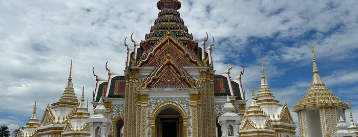 Wat Klang Bang Kaew is one of Nakhon Pathom (นครปฐม).