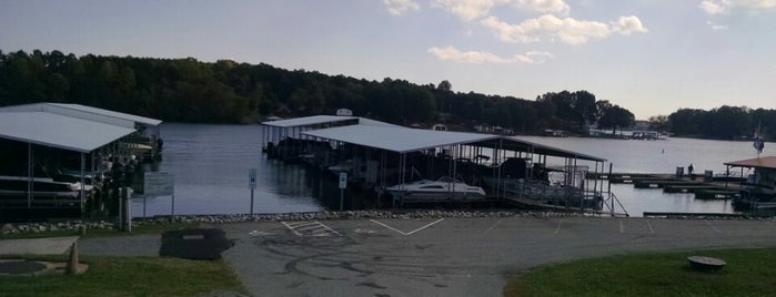 Lake Norman Marina is one of Lieux qui ont plu à Lesley.