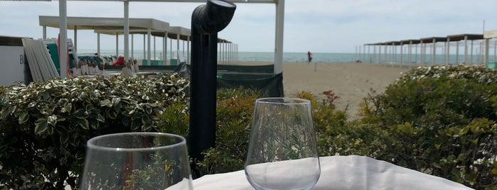 Marechiaro Restaurant & Beach Club is one of Locais curtidos por AAA.