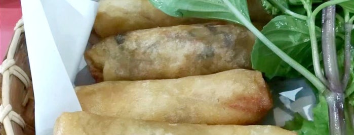 ข้าวผัดปูเมืองทอง is one of Posti che sono piaciuti a darunee 🌸.