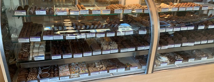 Rocky Mountain Chocolate Factory is one of Lugares favoritos de John.