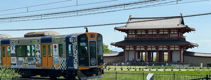 平城宮跡を横断する近鉄奈良線 is one of ほんまにええトコ.