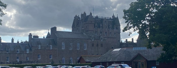 Glamis Castle is one of Skotsko.