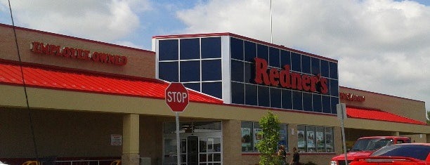 Redner's Markets is one of Tracey’s Liked Places.
