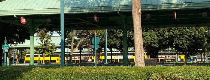 Disneyland Bus Terminus 迪士尼樂園巴士總站 is one of Richard'ın Beğendiği Mekanlar.