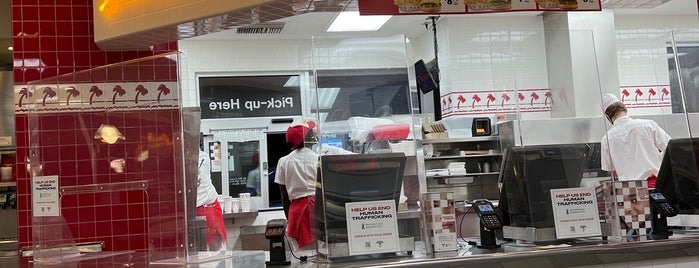 In-N-Out Burger is one of Orte, die Conrad & Jenn gefallen.
