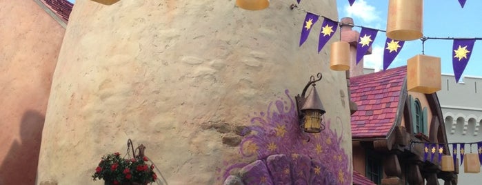 Tangled Restrooms is one of Locais curtidos por Lindsaye.