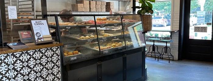 Revolution Doughnuts & Coffee is one of Orte, die 🤖🐵 Andrew gefallen.