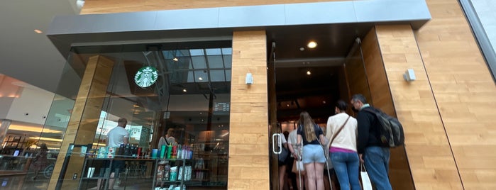 Starbucks is one of Tempat yang Disukai Lindsay.