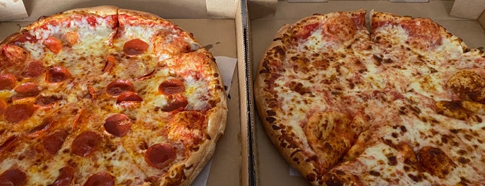 Caz Pizza is one of Lugares favoritos de John.
