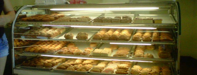 Continental Bakery is one of Tempat yang Disimpan Brad.