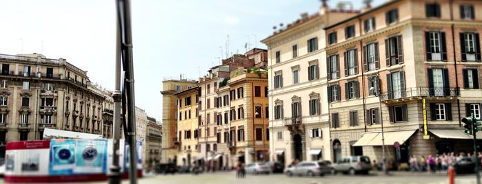 Piazza Barberini is one of Queen'in Kaydettiği Mekanlar.