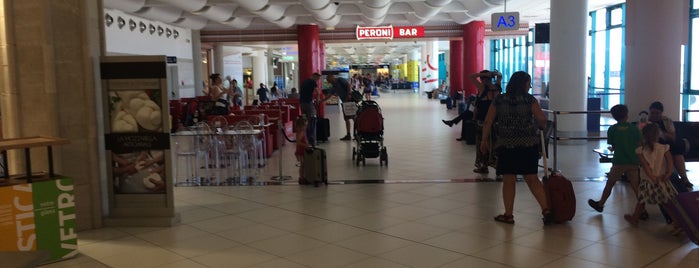 Aeroporto di Bari is one of Pelin'in Beğendiği Mekanlar.