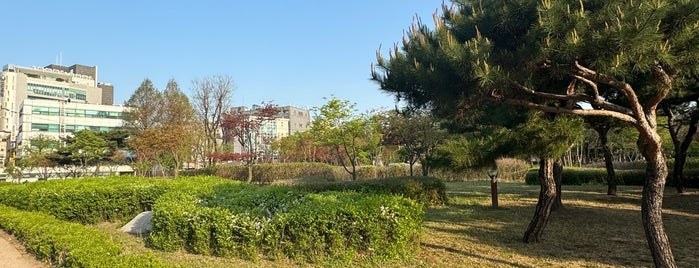 종묘 외대문 / 宗廟 外大門 / Jongmyo Shrine Oidaemun is one of Seoul visited.