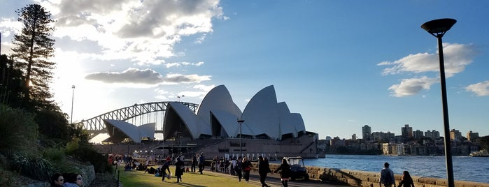 Sydney Opera House is one of Tempat yang Disukai Thomas.