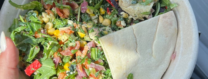 Simply Salad is one of Lugares favoritos de Dee.