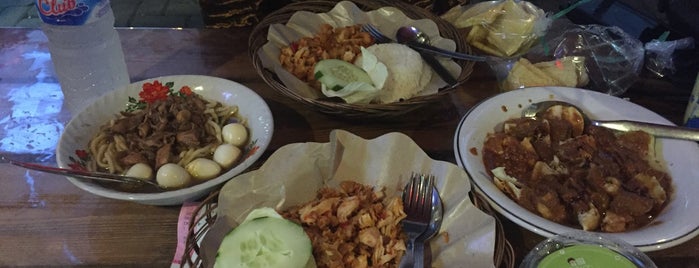 Mie Pitik Bang Azat is one of Eating around Surabaya.