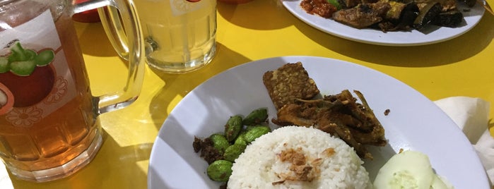 Nasi Uduk Rohmat is one of Surabaya Foodies.