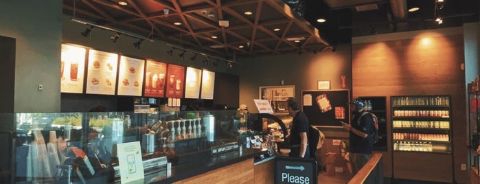 Starbucks is one of Posti che sono piaciuti a Samah.