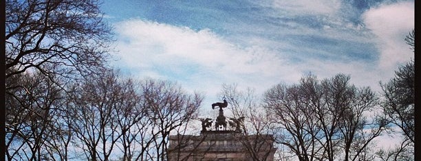 JFK Statue Grand Army Plaza is one of Orte, die Eli gefallen.