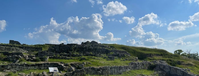 Городище Пантикапей is one of Интересный Крым.