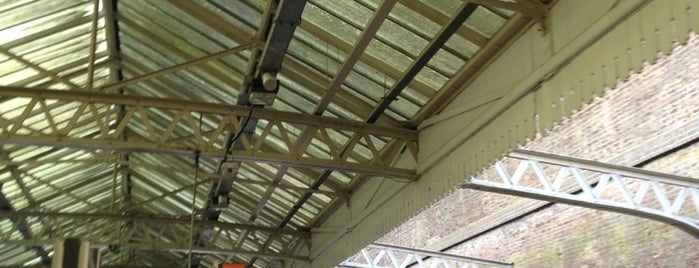 Watford High Street Railway Station (WFH) is one of Lugares favoritos de Gio.