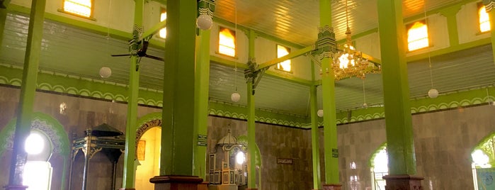 Masjid Agung Magelang is one of peloor.