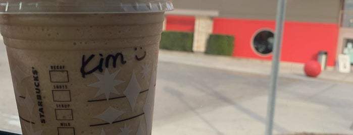 Starbucks is one of Tempat yang Disukai Kimmie.