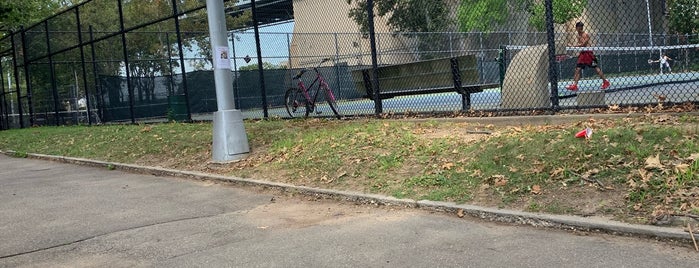 Astoria Park Tennis Courts is one of Kimmie’s Liked Places.