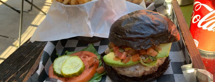 Juanchi's Burger is one of Lugares favoritos de Cindy.