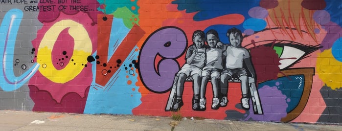 Welling Court Mural Project is one of Lugares favoritos de Kimmie.