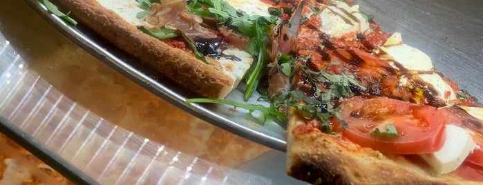 Retro Pizza Cafe is one of Locais curtidos por Kimmie.