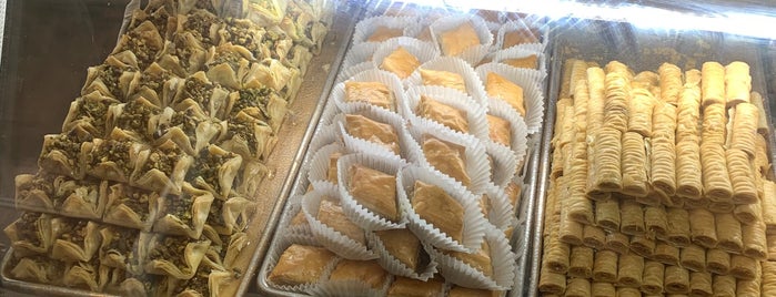 Al-sham Sweets and Pastries is one of สถานที่ที่ Kimmie ถูกใจ.