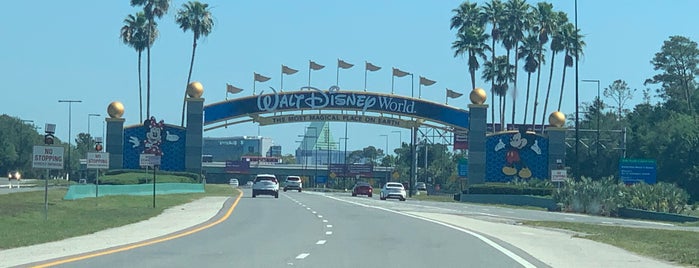 Walt Disney World Main Entrance is one of Kimmie'nin Beğendiği Mekanlar.