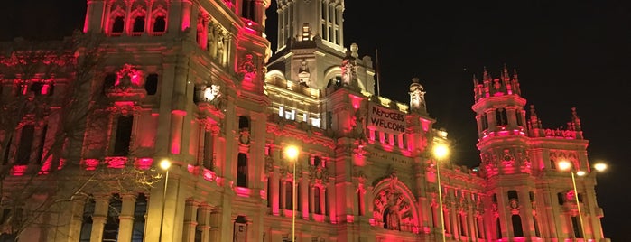 Plaza de Cibeles is one of Lugares favoritos de Bianca.