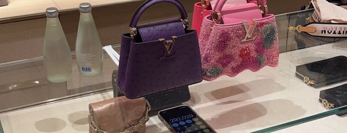 Louis Vuitton is one of 🍺B e e r🍻 : понравившиеся места.
