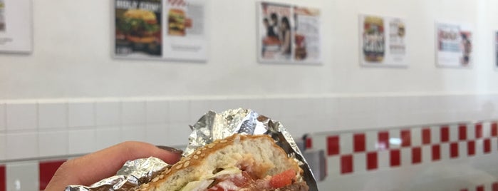 Five Guys is one of Locais curtidos por Katie.