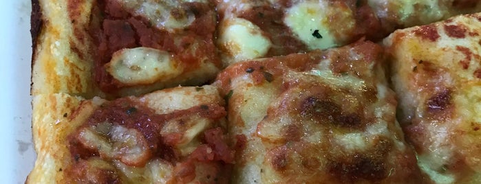 Salumeria Pizza Pasta is one of Lostさんのお気に入りスポット.