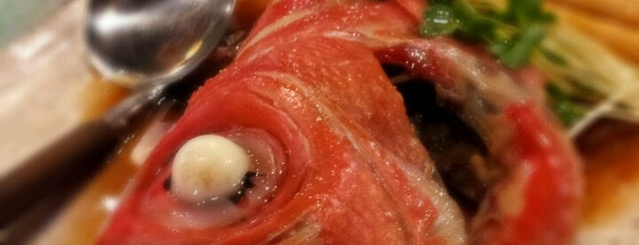 魚寅本店 is one of Locais curtidos por Takuma.