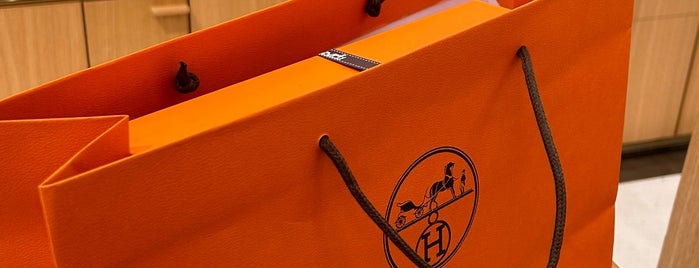 Hermès is one of london close to the hostel.