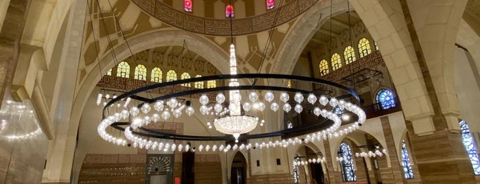 Al Fateh Grand Mosque is one of Tempat yang Disukai Yousef.