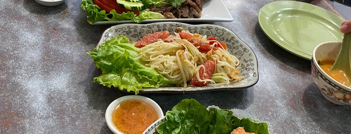 Chiang Rai 清拉金屋美食 is one of Hm.