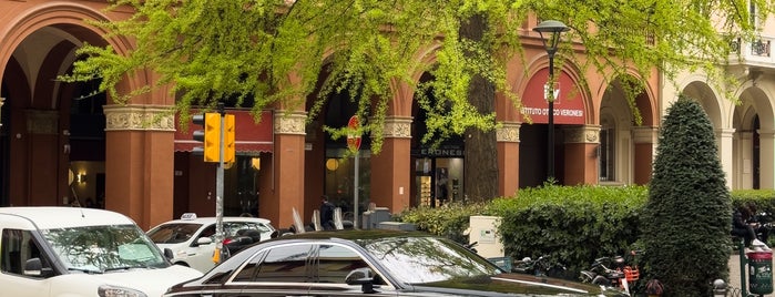 Galleria Cavour is one of Болонья.