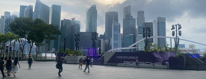 Marina Bay Sands Boardwalk is one of Singapur.