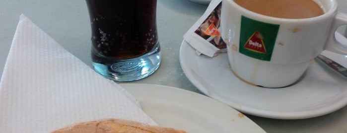 Cafe Estoril is one of Lieux sauvegardés par Kimmie.