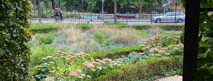 Kruidenpluktuin Eerste Weteringplantsoen is one of Tempat yang Disukai Petri.