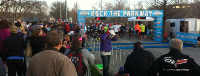 Rock the Parkway 1/2  Marathon 2013 is one of สถานที่ที่ Penny ถูกใจ.